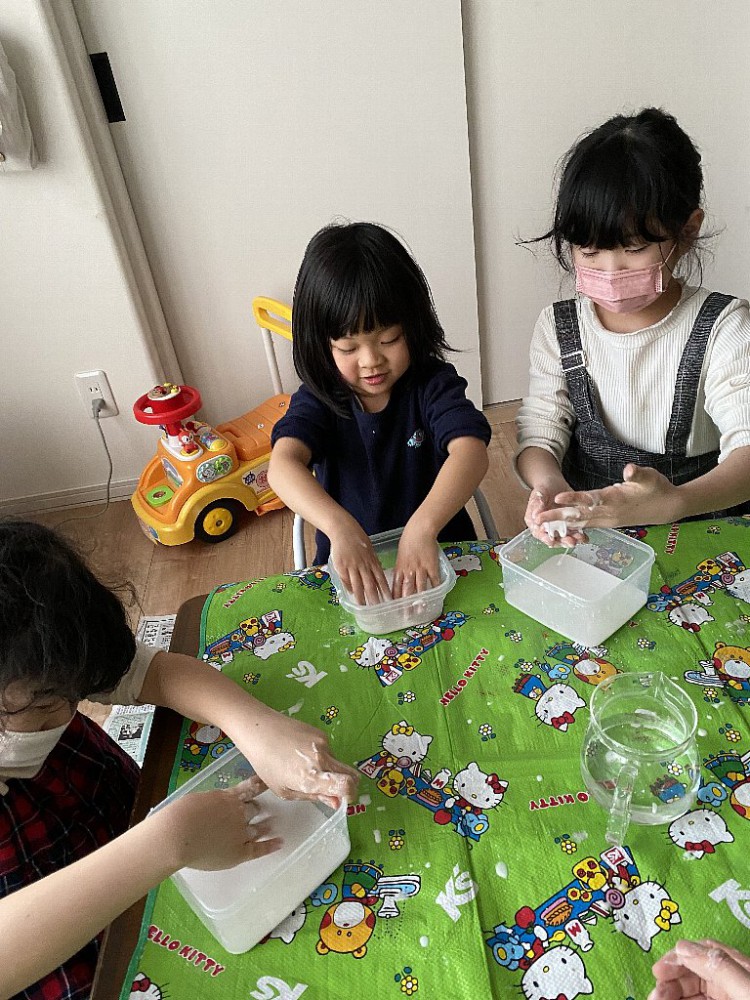 感触あそび 小麦粉粘土 片栗粉 とかち子育て応援ラボ とかちの子育て世代を応援する Webマガジン